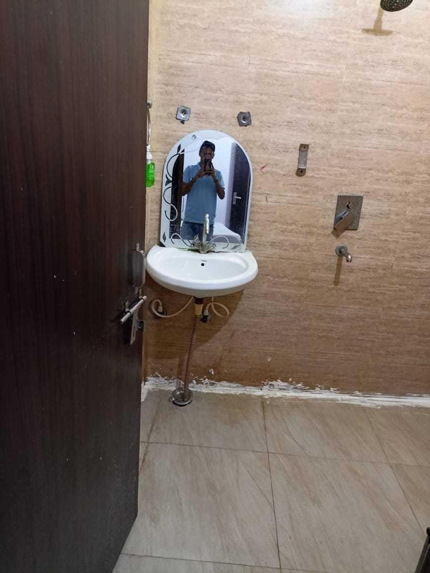 Hotel O Kl Khari Near Ashoka Park Mein Metro New Delhi Bagian luar foto